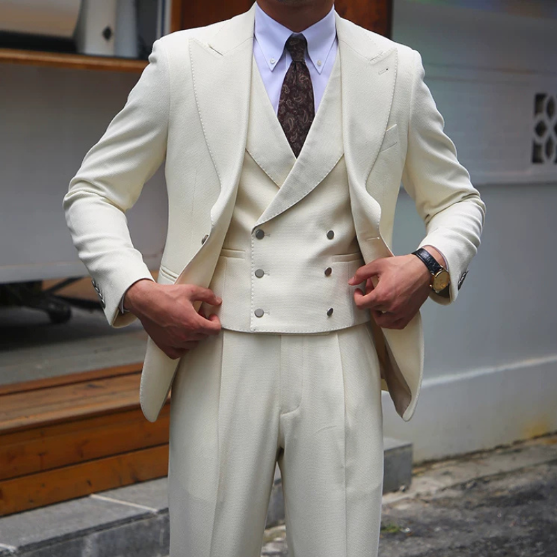 terno masculino slim, terno texturizado masculino, terno lapela peak, colete transpassado terno, terno off white masculino, terno casamento masculino, terno social completo, terno Maximus, moda masculina formal