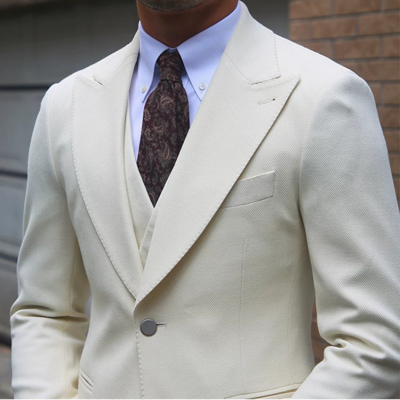terno masculino slim, terno texturizado masculino, terno lapela peak, colete transpassado terno, terno off white masculino, terno casamento masculino, terno social completo, terno Maximus, moda masculina formal