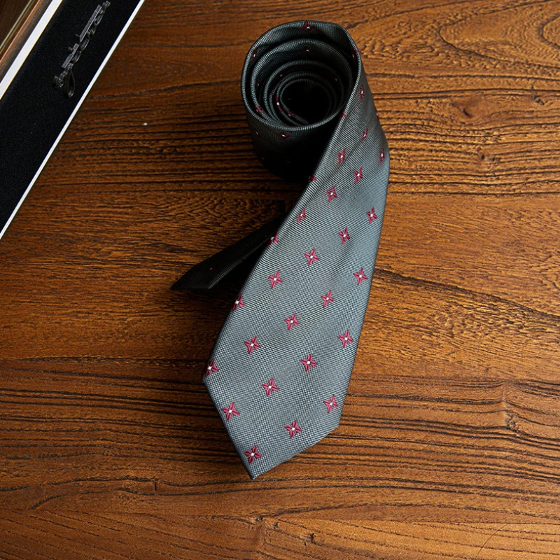 gravata, gravata estampada, gravata estrelada masculina, gravata poliéster discreta, gravata detalhe pequeno, gravata slim estampada, acessório masculino formal, gravata para terno, gravata para o trabalho, gravata para eventos sociais