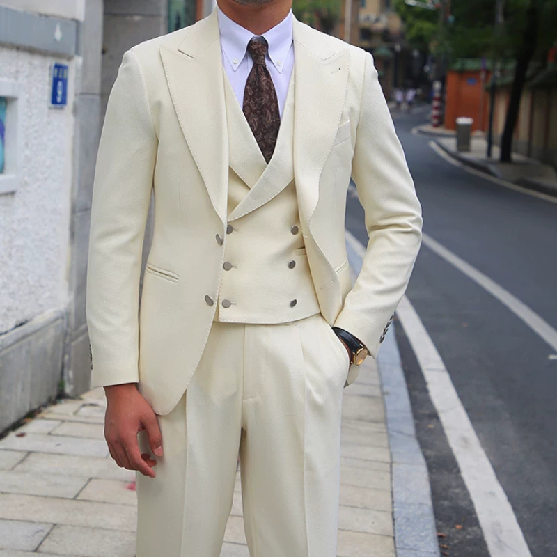 terno masculino slim, terno texturizado masculino, terno lapela peak, colete transpassado terno, terno off white masculino, terno casamento masculino, terno social completo, terno Maximus, moda masculina formal
