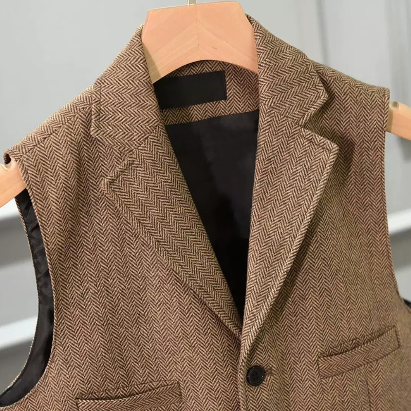 colete masculino tweed, colete tweed lapela, colete espinha de peixe masculino, colete marrom masculino, colete cinza tweed, colete masculino rústico, colete social tweed, colete masculino lapela notch
