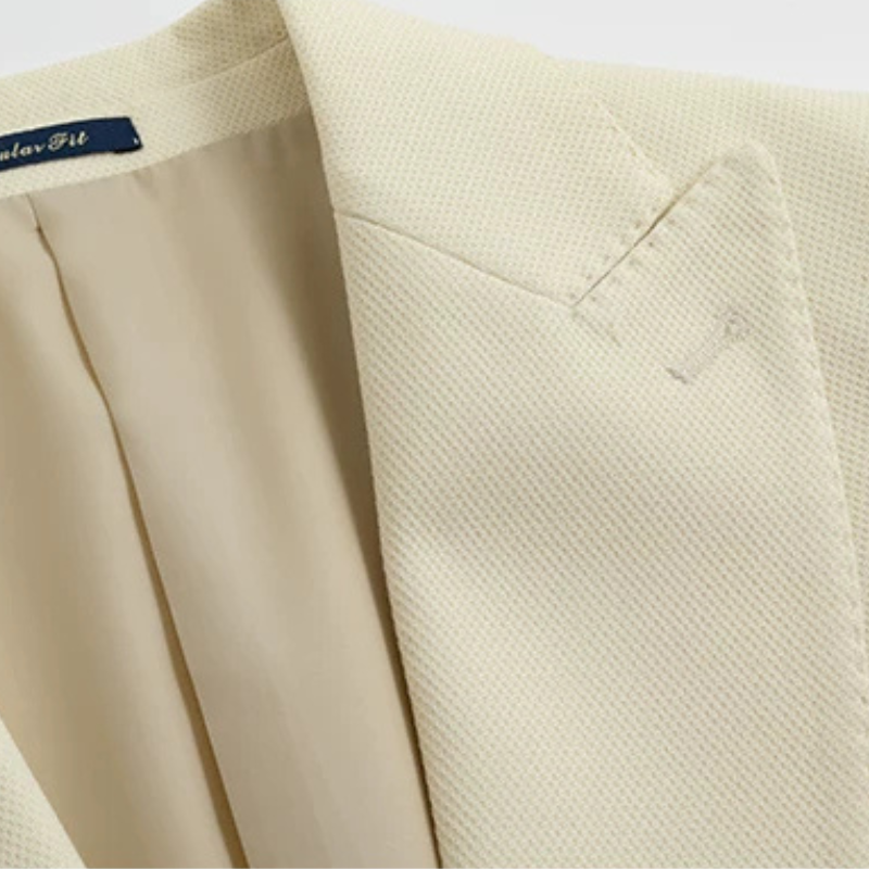 terno masculino slim, terno texturizado masculino, terno lapela peak, colete transpassado terno, terno off white masculino, terno casamento masculino, terno social completo, terno Maximus, moda masculina formal