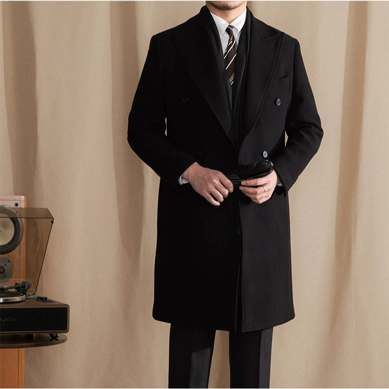 sobretudo masculino transpassado, sobretudo de lã preto, casaco longo masculino inverno, sobretudo lapela peak, sobretudo masculino botão duplo, casaco social masculino, sobretudo elegante inverno, sobretudo preto longo