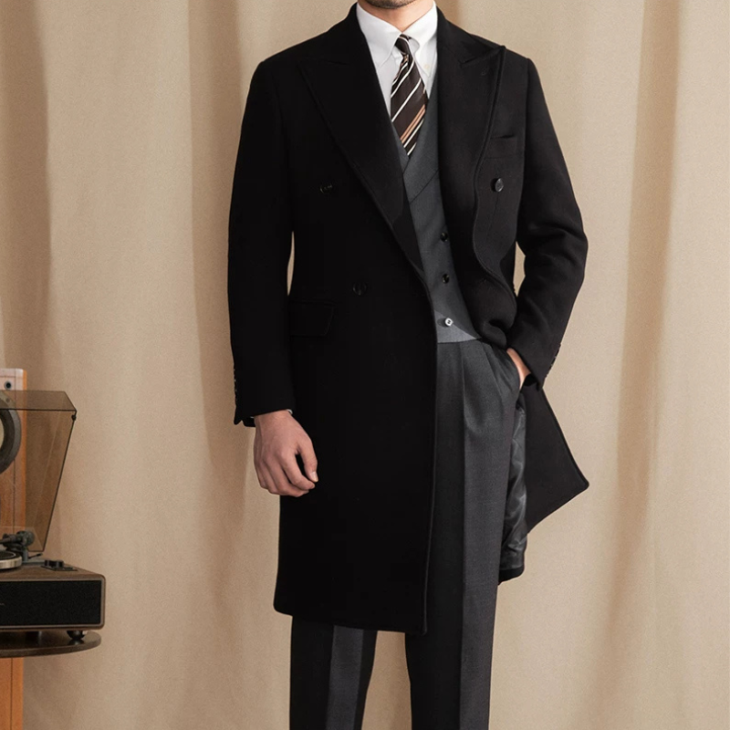 sobretudo masculino transpassado, sobretudo de lã preto, casaco longo masculino inverno, sobretudo lapela peak, sobretudo masculino botão duplo, casaco social masculino, sobretudo elegante inverno, sobretudo preto longo