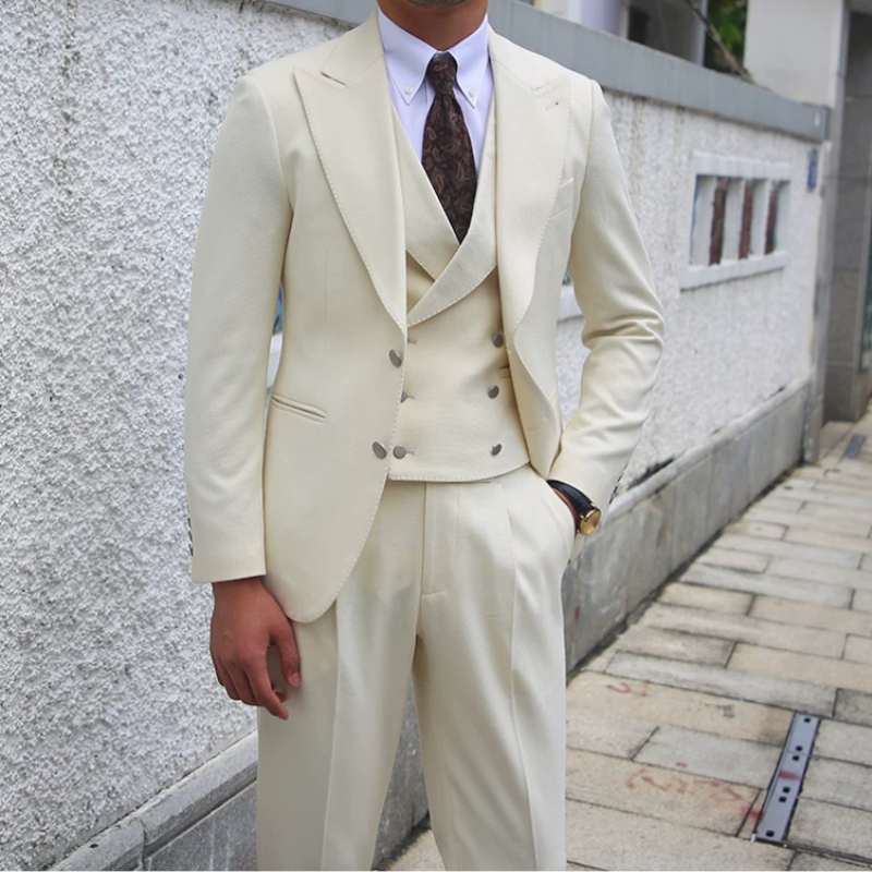 terno masculino slim, terno texturizado masculino, terno lapela peak, colete transpassado terno, terno off white masculino, terno casamento masculino, terno social completo, terno Maximus, moda masculina formal
