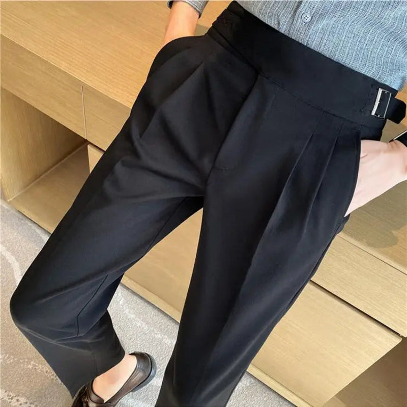 calça alfaiataria slim masculina, calça pala ajustável masculina, calça cintura alta masculina, calça cropped masculina, calça social slim fit, calça azul marinho masculina, calça formal moderna, calça sem cinto masculina, Mr. Maximus, moda masculina alfaiataria
