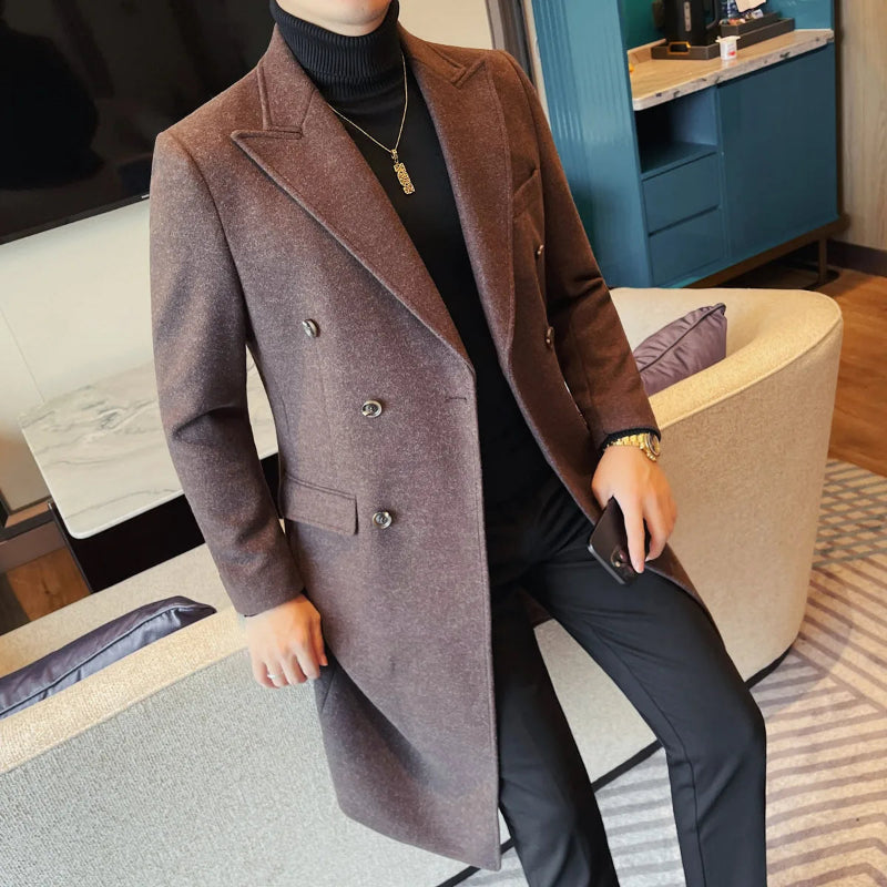 sobretudo masculino, casaco longo masculino, sobretudo transpassado, sobretudo slim fit, casaco inverno masculino, sobretudo marrom, trench coat masculino, sobretudo alfaiataria, casaco formal masculino, Mr. Maximus, moda masculina inverno