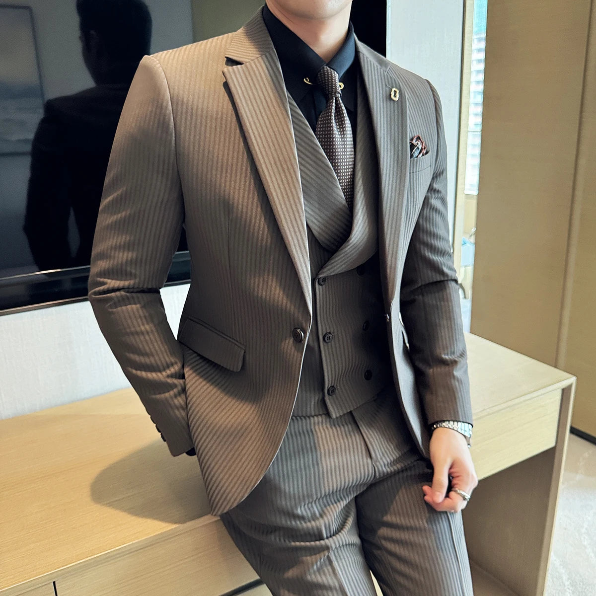 terno slim fit masculino, terno listrado masculino, terno com colete transpassado, conjunto 3 peças masculino, terno executivo masculino