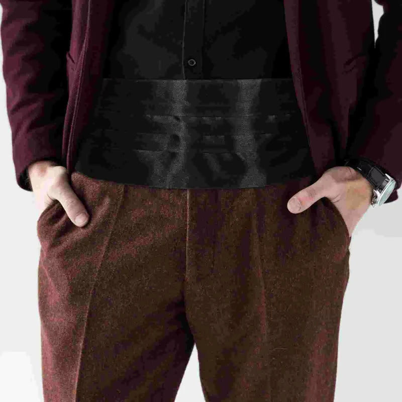 Faixa Smoking Masculina Maximus em acetinado plissado, fivela metálica ajustável. Cores preto, branco, vermelho, cinza e bordô. Para casamentos e eventos formais.