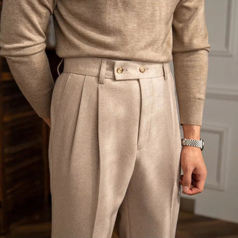 calça alfaiataria masculina, calça cintura alta masculina, calça pregas masculina, calça social tradicional, calça bege masculina, calça turn up masculina, calça formal masculina, calça pala dupla, Mr. Maximus, moda masculina alfaiataria