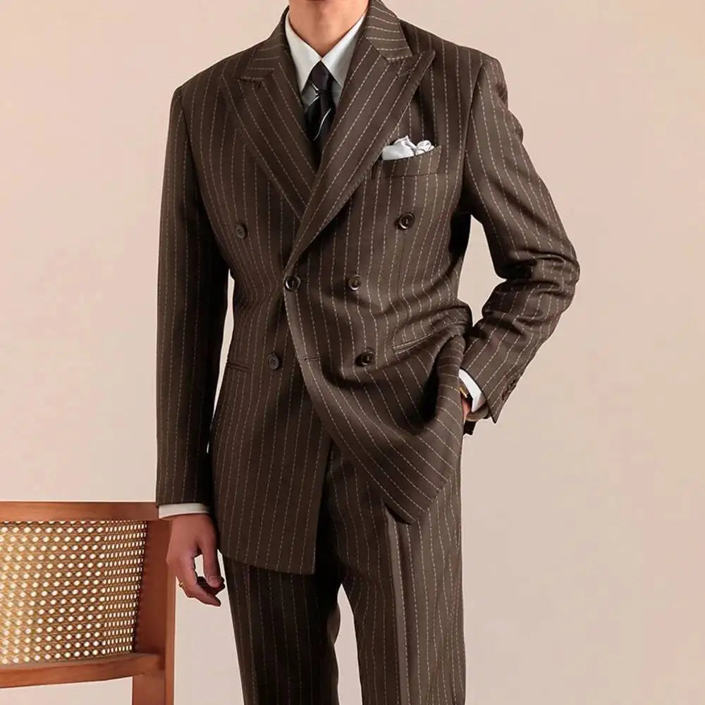 costume masculino marrom, costume transpassado inglês, terno risca de giz marrom, alfaiataria masculina premium, costume social elegante
