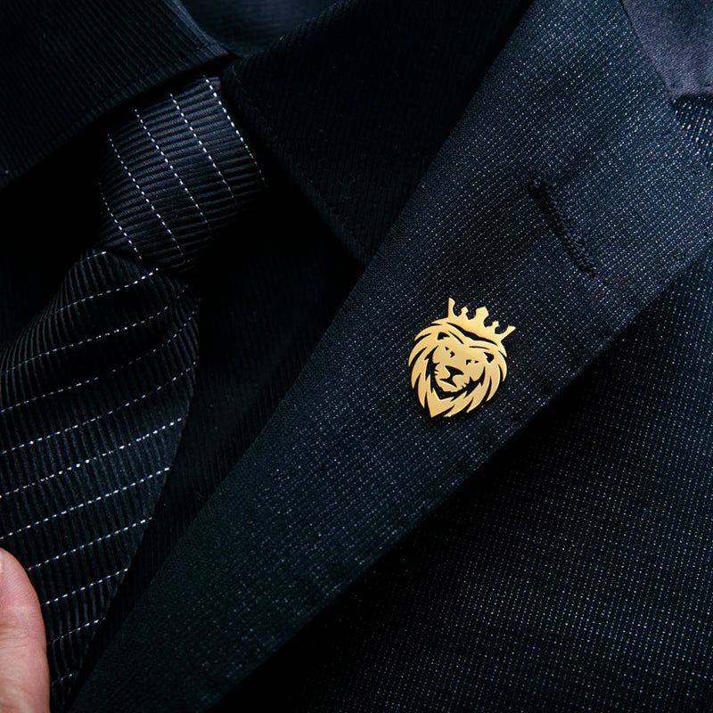 Broche, broche para terno, broche masculino, broche para terno masculino, broche de leão, broche de leão com coroa