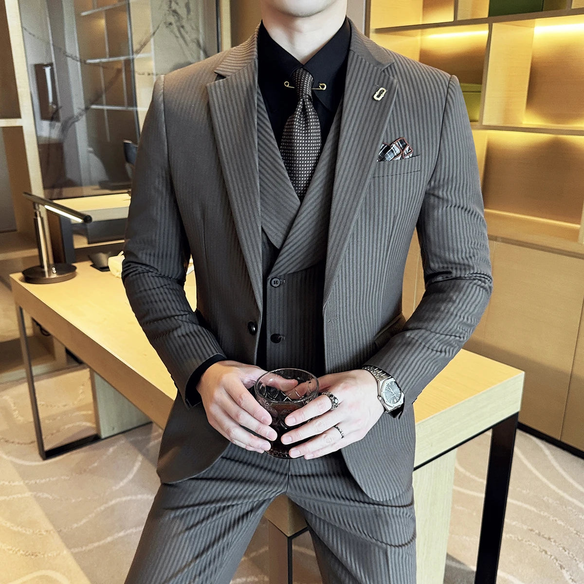 terno slim fit masculino, terno listrado masculino, terno com colete transpassado, conjunto 3 peças masculino, terno executivo masculino