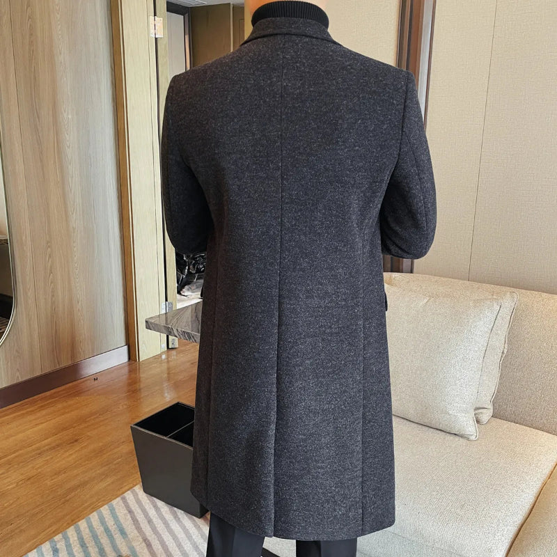 sobretudo masculino, casaco longo masculino, sobretudo transpassado, sobretudo slim fit, casaco inverno masculino, sobretudo marrom, trench coat masculino, sobretudo alfaiataria, casaco formal masculino, Mr. Maximus, moda masculina inverno