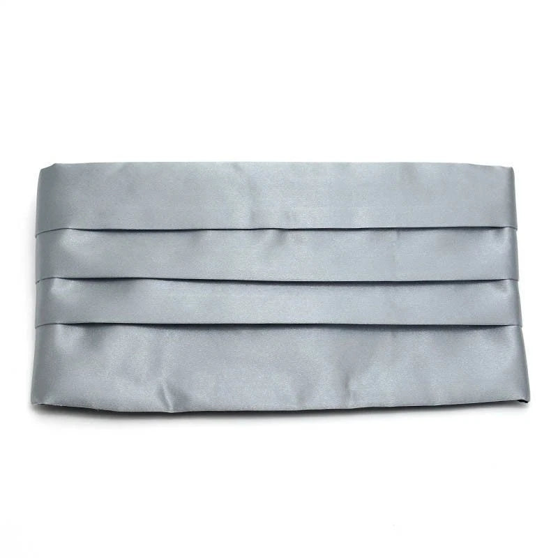 Faixa Smoking Masculina Maximus em acetinado plissado, fivela metálica ajustável. Cores preto, branco, vermelho, cinza e bordô. Para casamentos e eventos formais.