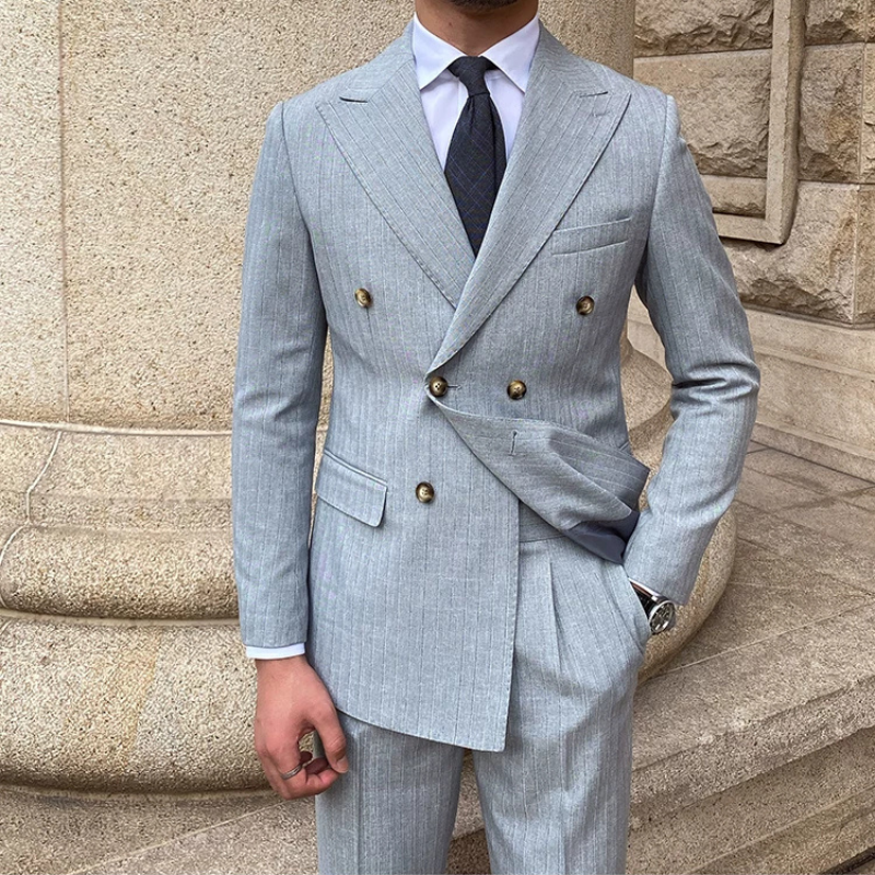 costume masculino risca de giz, terno slim risca de giz, costume transpassado masculino, costume cinza masculino, costume caqui masculino, terno listrado fino, costume 2 peças masculino, costume social slim fit