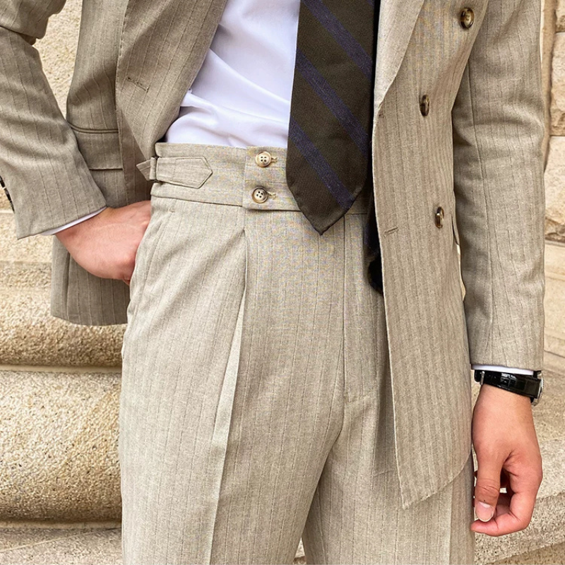 costume masculino risca de giz, terno slim risca de giz, costume transpassado masculino, costume cinza masculino, costume caqui masculino, terno listrado fino, costume 2 peças masculino, costume social slim fit