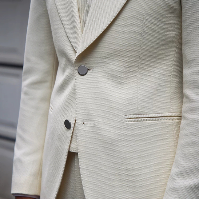 terno masculino slim, terno texturizado masculino, terno lapela peak, colete transpassado terno, terno off white masculino, terno casamento masculino, terno social completo, terno Maximus, moda masculina formal
