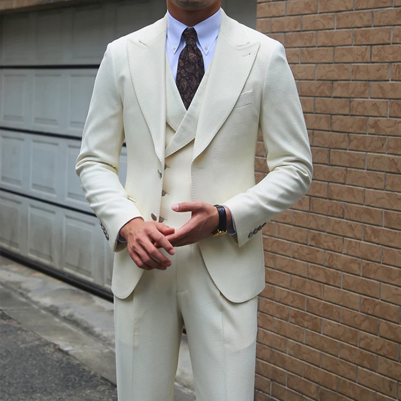 terno masculino slim, terno texturizado masculino, terno lapela peak, colete transpassado terno, terno off white masculino, terno casamento masculino, terno social completo, terno Maximus, moda masculina formal
