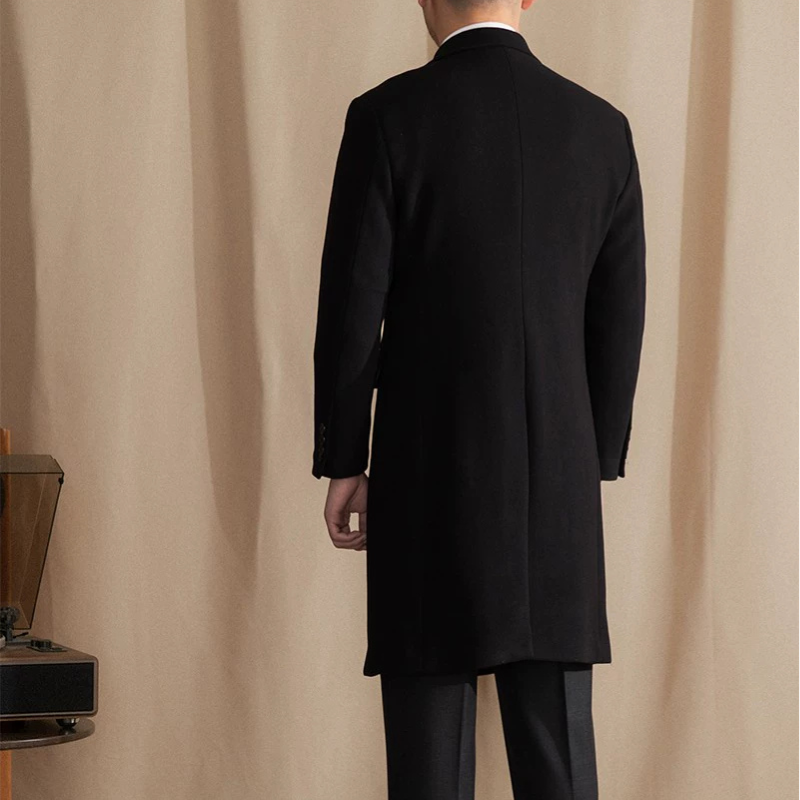 sobretudo masculino transpassado, sobretudo de lã preto, casaco longo masculino inverno, sobretudo lapela peak, sobretudo masculino botão duplo, casaco social masculino, sobretudo elegante inverno, sobretudo preto longo