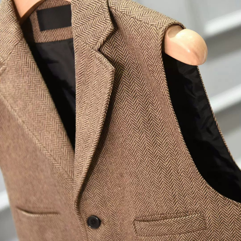 colete masculino tweed, colete tweed lapela, colete espinha de peixe masculino, colete marrom masculino, colete cinza tweed, colete masculino rústico, colete social tweed, colete masculino lapela notch
