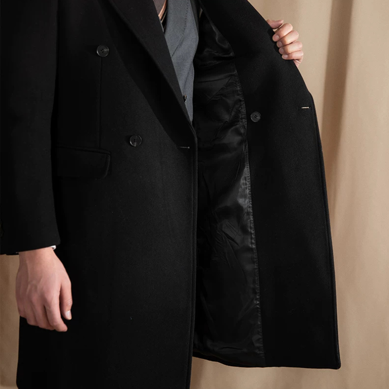sobretudo masculino transpassado, sobretudo de lã preto, casaco longo masculino inverno, sobretudo lapela peak, sobretudo masculino botão duplo, casaco social masculino, sobretudo elegante inverno, sobretudo preto longo