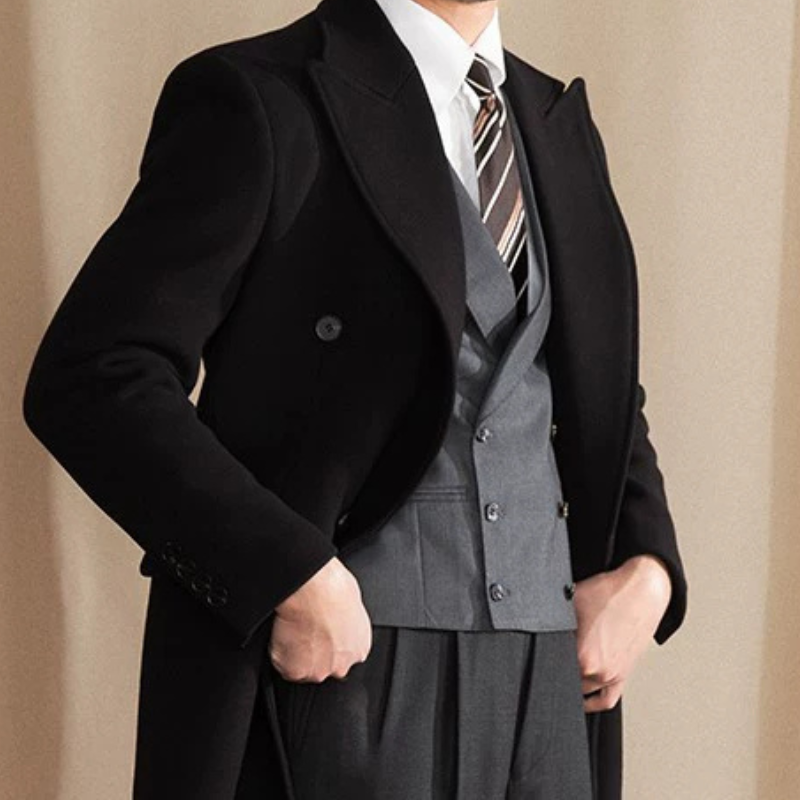 sobretudo masculino transpassado, sobretudo de lã preto, casaco longo masculino inverno, sobretudo lapela peak, sobretudo masculino botão duplo, casaco social masculino, sobretudo elegante inverno, sobretudo preto longo