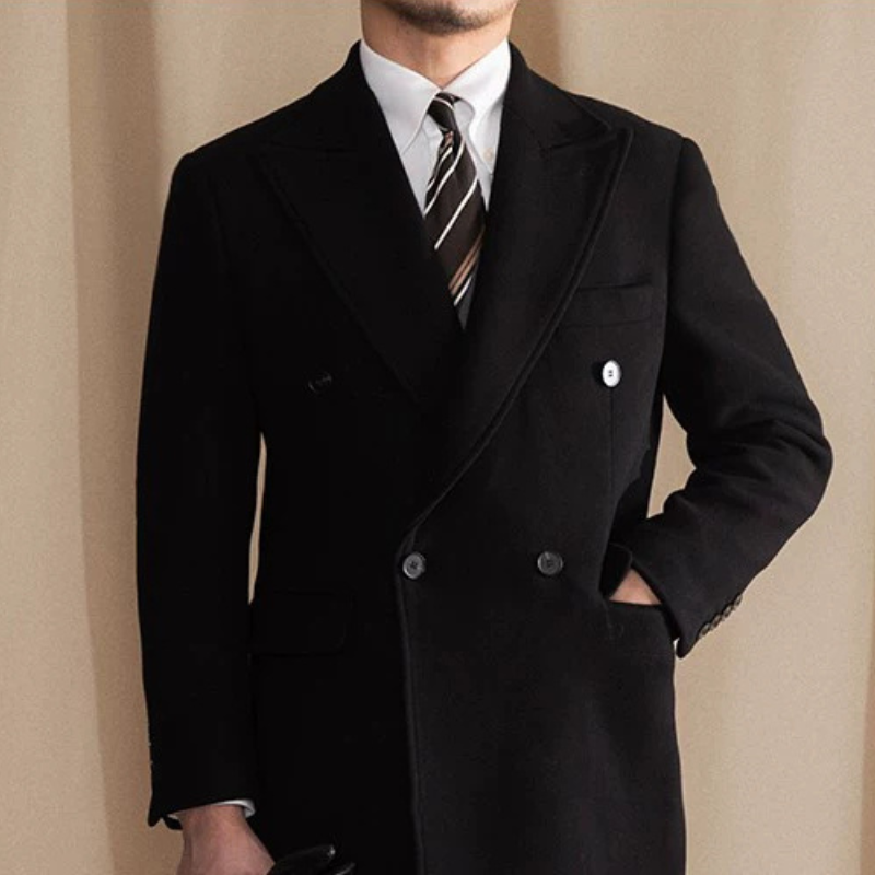 sobretudo masculino transpassado, sobretudo de lã preto, casaco longo masculino inverno, sobretudo lapela peak, sobretudo masculino botão duplo, casaco social masculino, sobretudo elegante inverno, sobretudo preto longo