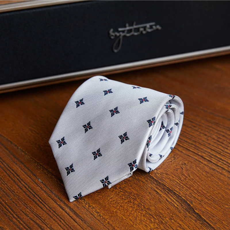 gravata, gravata estampada, gravata estrelada masculina, gravata poliéster discreta, gravata detalhe pequeno, gravata slim estampada, acessório masculino formal, gravata para terno, gravata para o trabalho, gravata para eventos sociais
