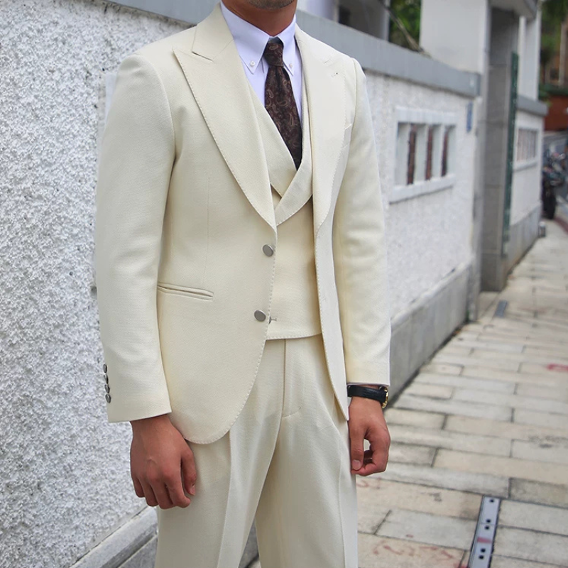 terno masculino slim, terno texturizado masculino, terno lapela peak, colete transpassado terno, terno off white masculino, terno casamento masculino, terno social completo, terno Maximus, moda masculina formal
