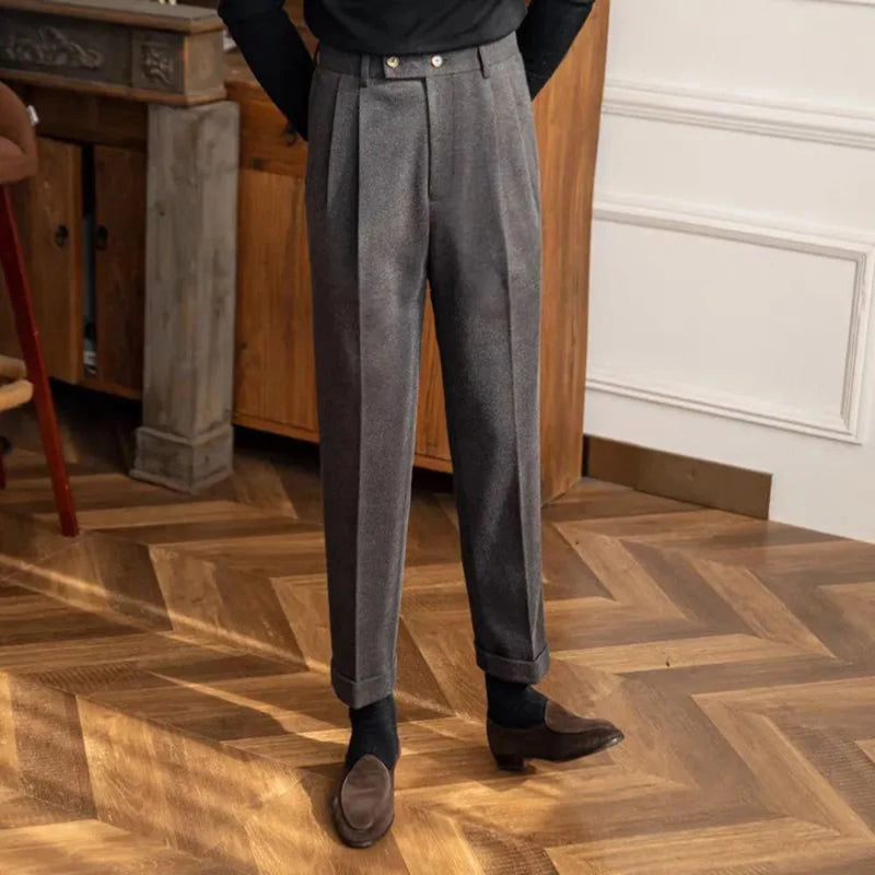 calça alfaiataria masculina, calça cintura alta masculina, calça pregas masculina, calça social tradicional, calça bege masculina, calça turn up masculina, calça formal masculina, calça pala dupla, Mr. Maximus, moda masculina alfaiataria