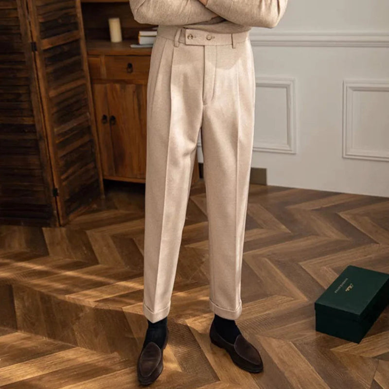 calça alfaiataria masculina, calça cintura alta masculina, calça pregas masculina, calça social tradicional, calça bege masculina, calça turn up masculina, calça formal masculina, calça pala dupla, Mr. Maximus, moda masculina alfaiataria