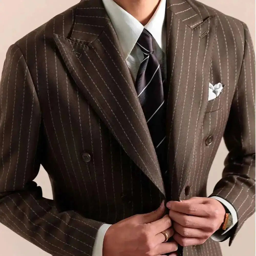 costume masculino marrom, costume transpassado inglês, terno risca de giz marrom, alfaiataria masculina premium, costume social elegante
