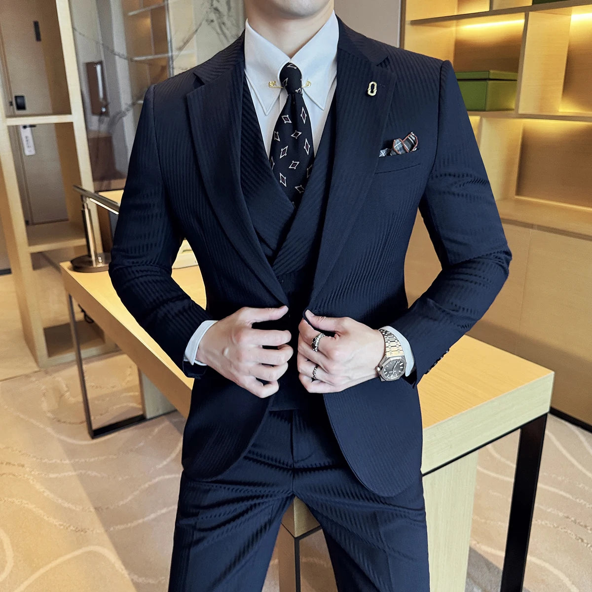 terno slim fit masculino, terno listrado masculino, terno com colete transpassado, conjunto 3 peças masculino, terno executivo masculino
