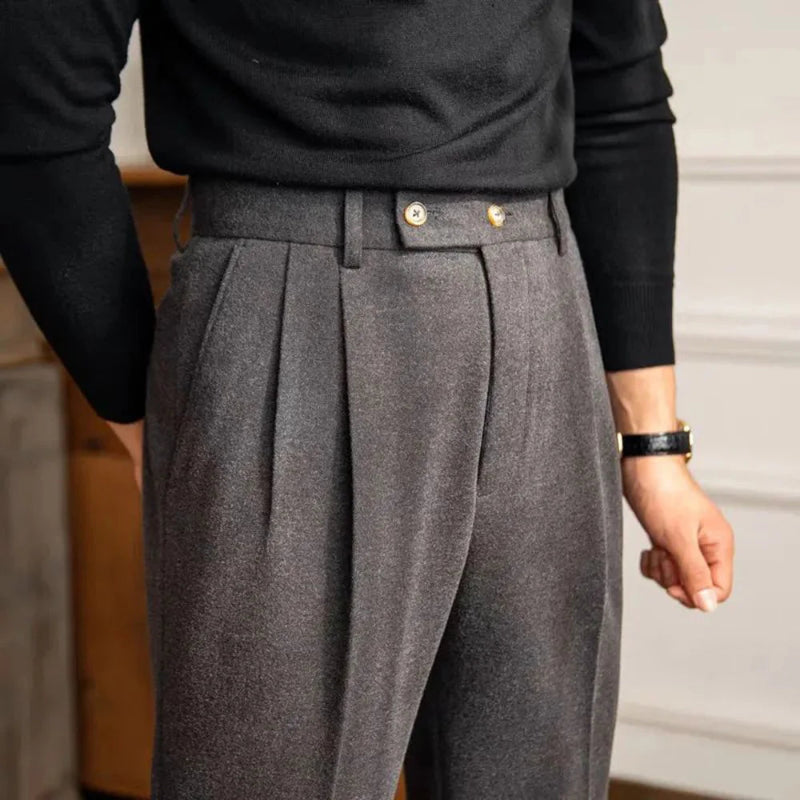 calça alfaiataria masculina, calça cintura alta masculina, calça pregas masculina, calça social tradicional, calça bege masculina, calça turn up masculina, calça formal masculina, calça pala dupla, Mr. Maximus, moda masculina alfaiataria