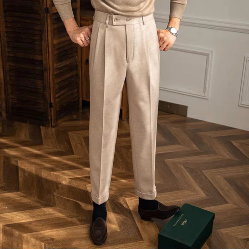 calça alfaiataria masculina, calça cintura alta masculina, calça pregas masculina, calça social tradicional, calça bege masculina, calça turn up masculina, calça formal masculina, calça pala dupla, Mr. Maximus, moda masculina alfaiataria