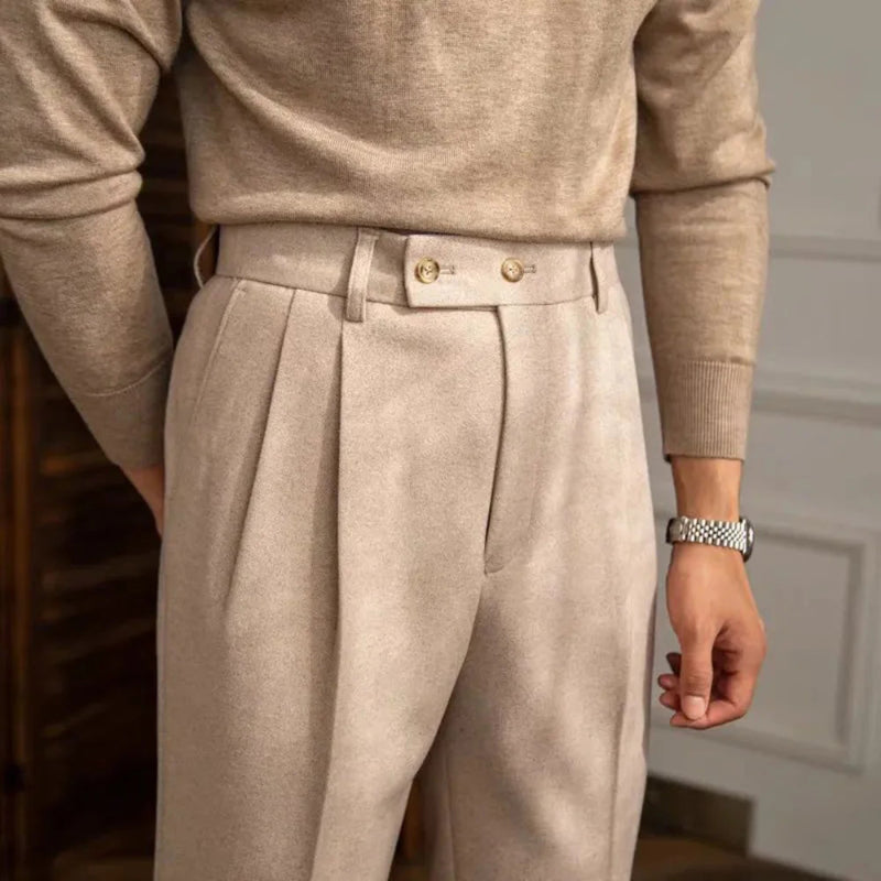 calça alfaiataria masculina, calça cintura alta masculina, calça pregas masculina, calça social tradicional, calça bege masculina, calça turn up masculina, calça formal masculina, calça pala dupla, Mr. Maximus, moda masculina alfaiataria