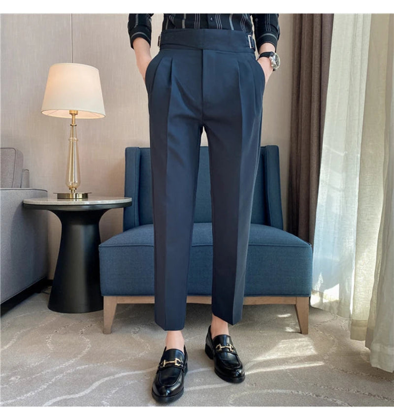 calça alfaiataria slim masculina, calça pala ajustável masculina, calça cintura alta masculina, calça cropped masculina, calça social slim fit, calça azul marinho masculina, calça formal moderna, calça sem cinto masculina, Mr. Maximus, moda masculina alfaiataria