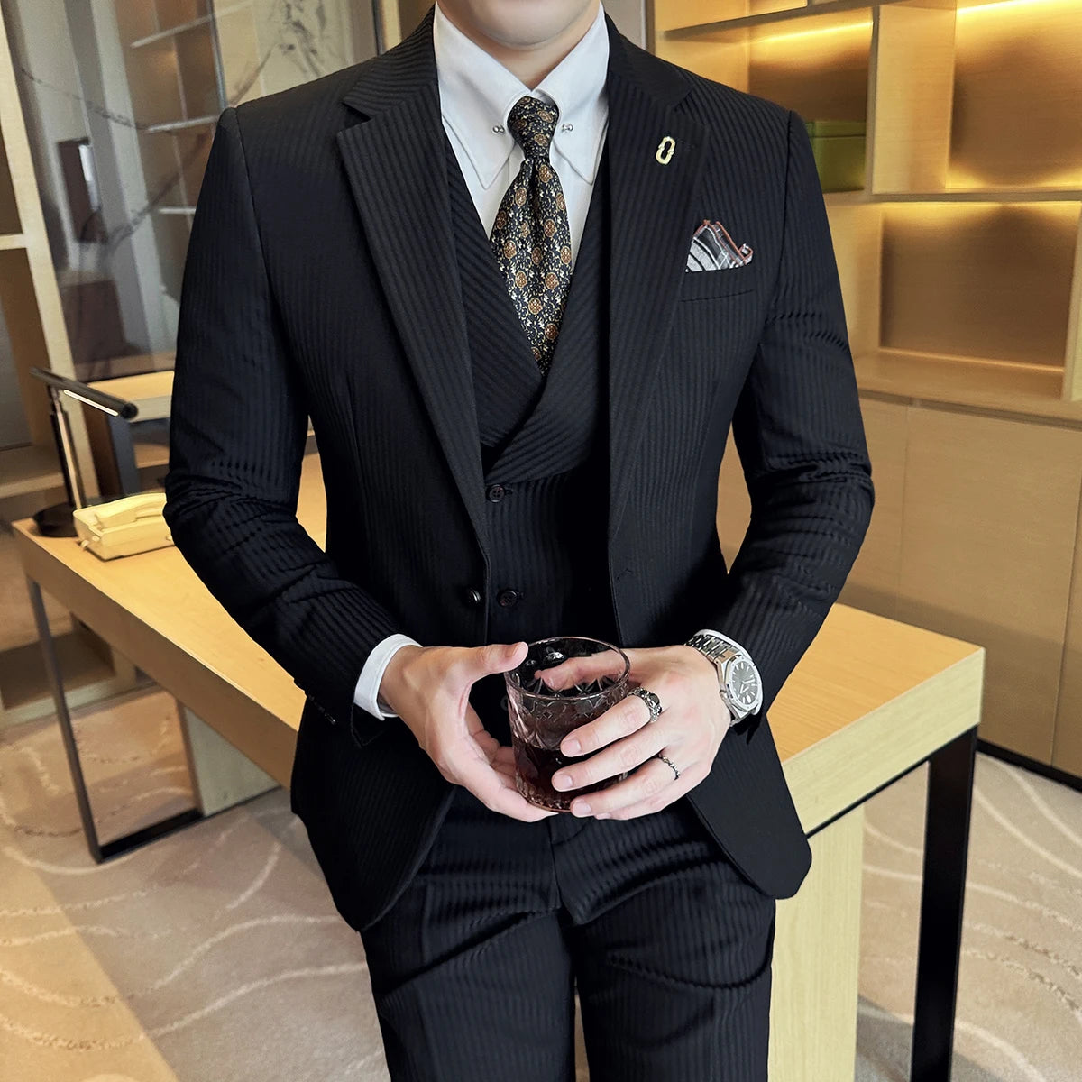 terno slim fit masculino, terno listrado masculino, terno com colete transpassado, conjunto 3 peças masculino, terno executivo masculino
