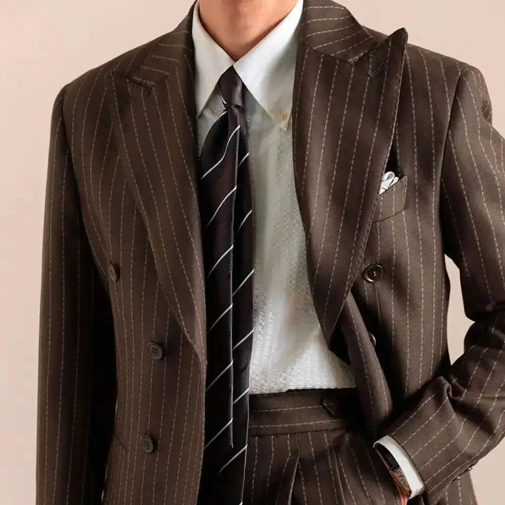costume masculino marrom, costume transpassado inglês, terno risca de giz marrom, alfaiataria masculina premium, costume social elegante